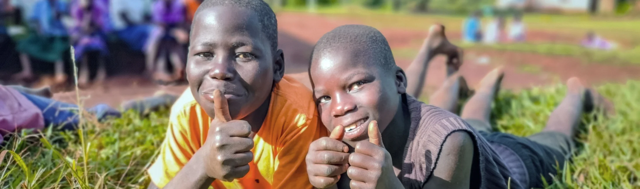 Uganda Schulkinder vor Schule