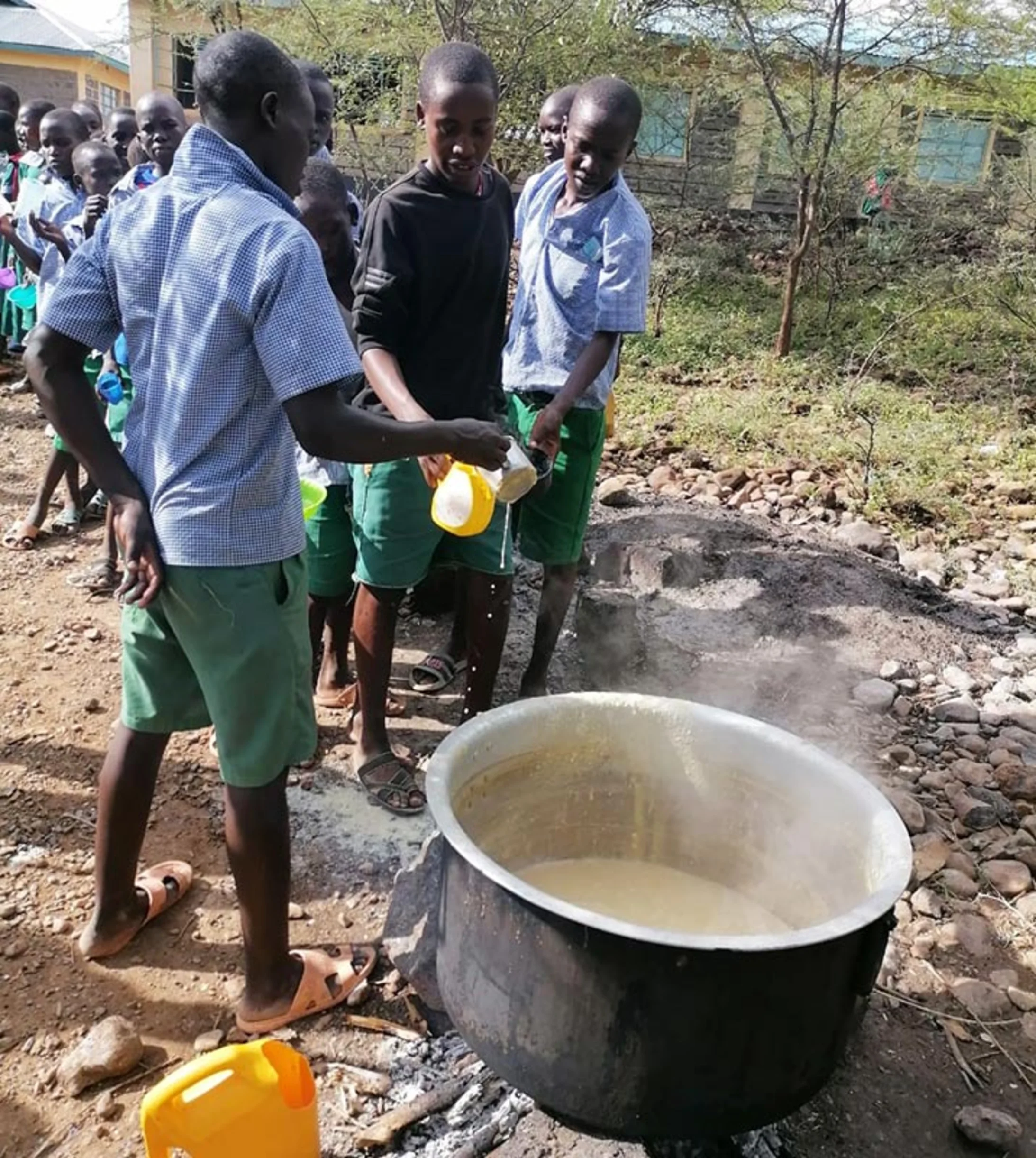 Ausgabe von Schulmahlzeit in Kenia