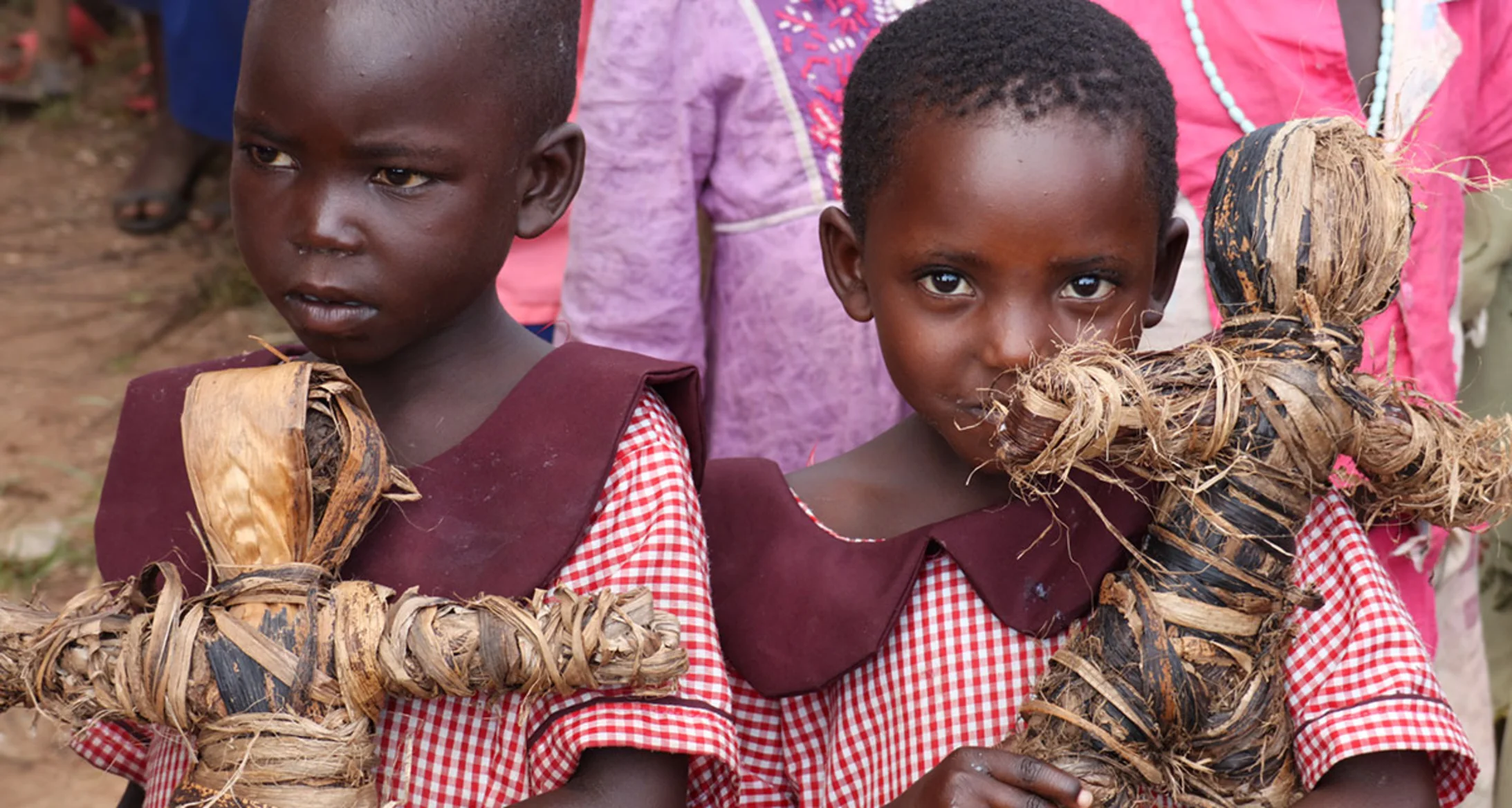 Mädchen mit Puppen in Zombo, Uganda