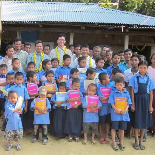 Martin Lutz mit Kindern und Eltern an der Yang Hre Say Para-Primarschule, Bangladesch